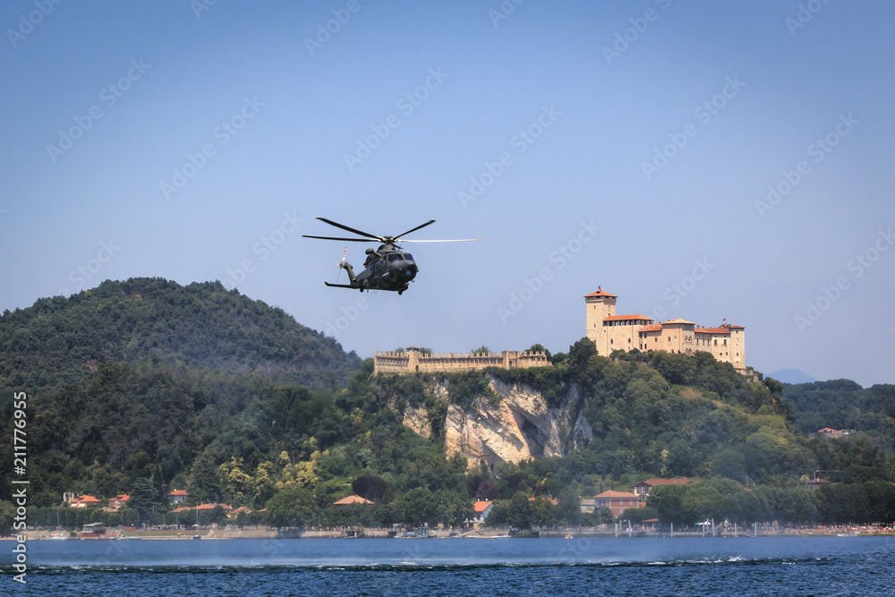 Fototapeta premium Elicottero sul lago per il soccorso in acqua