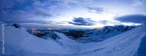 Cold sunrise i snow mountains © Kamil