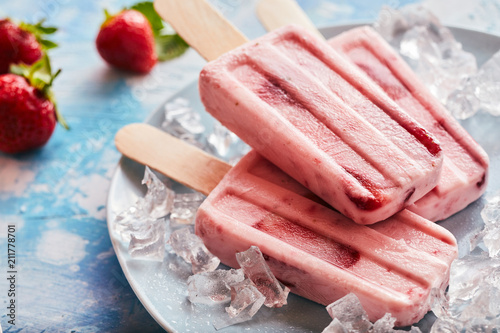 Cuadro en lienzo Delicious frozen homemade strawberry popsicles
