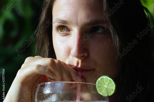 Photography Jeune femme buvant un cocktail