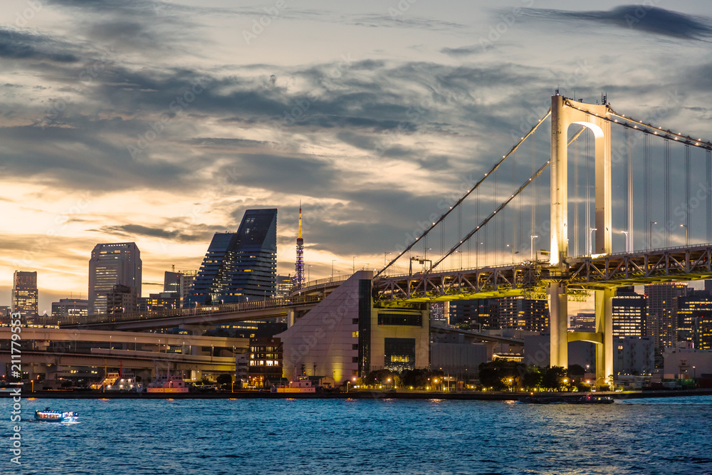 Obraz premium 夕暮れの東京の街