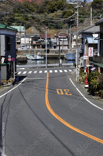 港に降りる坂道