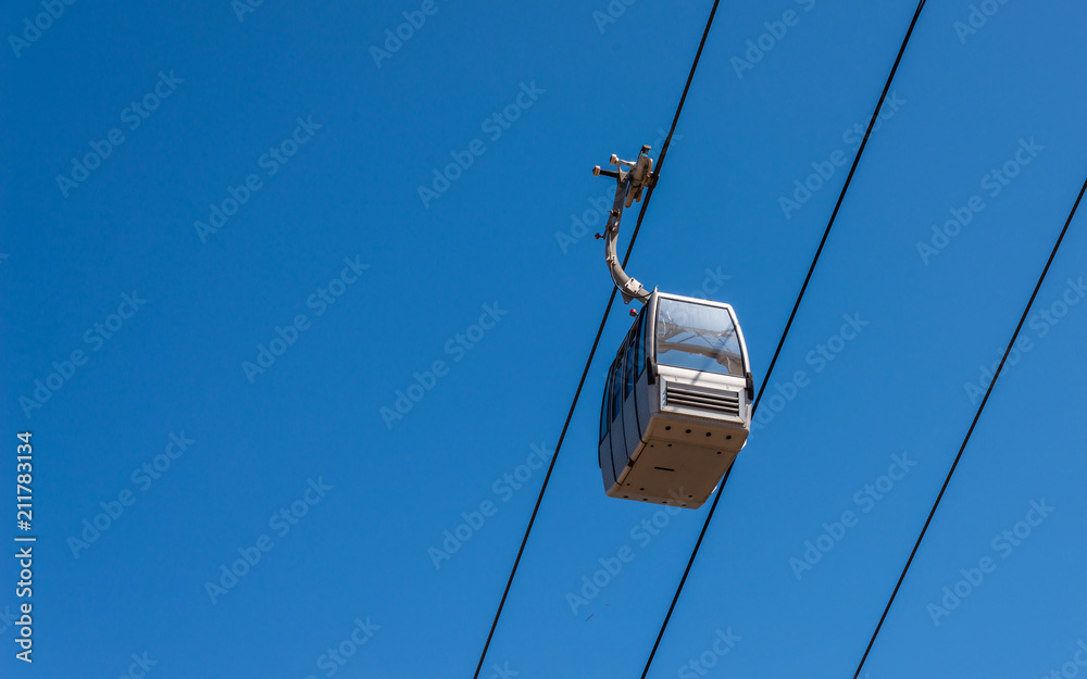 Obraz premium cableway against the sky, transport at height and tourist attraction
