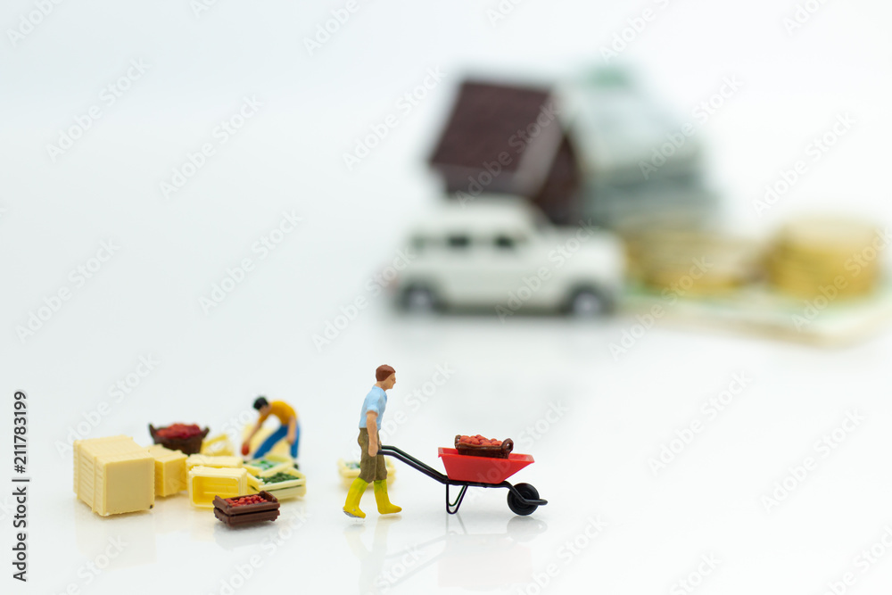 Obraz premium Miniature people: Farmers who sell rice trading business. Image use for business concept.