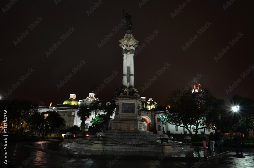 Fototapeta premium Quito Plaza San Francisco bei nacht