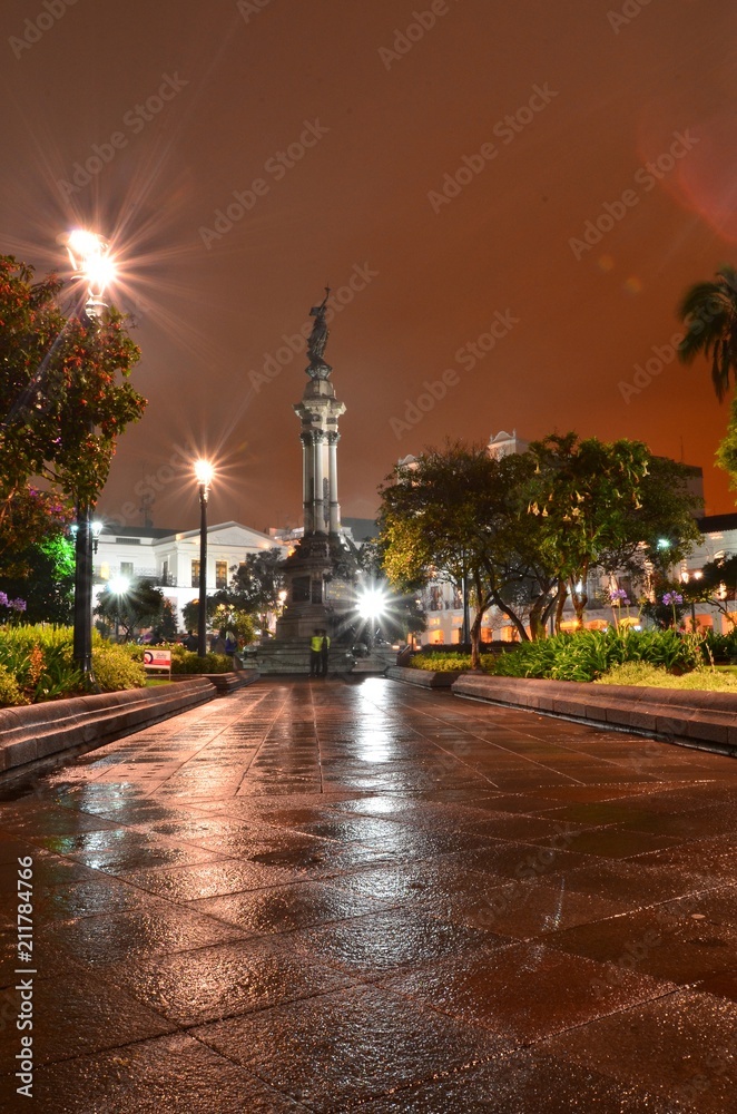 Fototapeta premium Quito Plaza San Francisco bei nacht