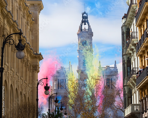  Fiesta de Las Fallas de Valencia,España. Mascletá de la plaza del Ayuntamiento con humos de colores. Arquitectura antigua del centro de la Ciudad