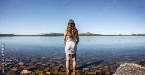 Frau am Ufer