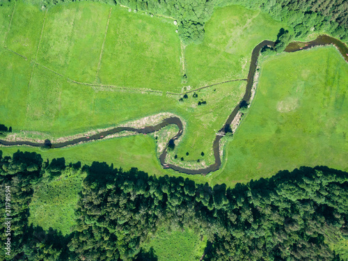 Widok z lotu ptaka na rzekę Rospuda oraz płynące kajaki