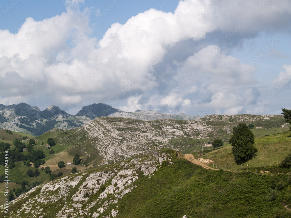 Valles y montañas de Cantabria con nubes al fondo