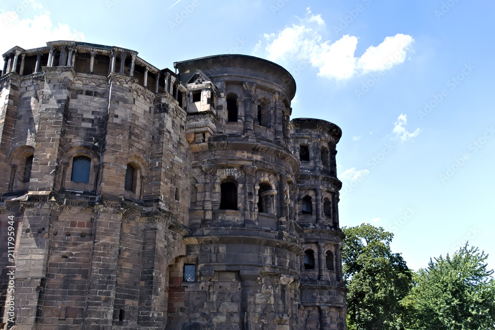 Die Porta Nigra (lateinisch für „Schwarzes Tor“) ist ein ab 170 n. Chr. errichtetes früheres römisches Stadttor am Porta-Nigra-Platz und Wahrzeichen der Stadt Trier.
