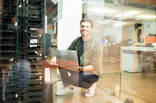Obraz na plátně Network engineer working in data center