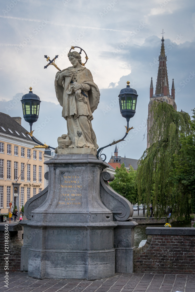 Fototapeta premium Statue des Hl. Johannes von Nepomuk, Brügge