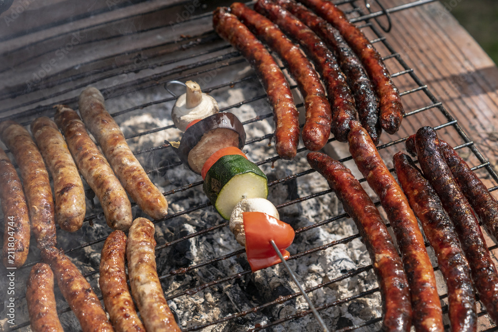 Saucisse, merguez et brochettes de légumes sur le grill barbecue Photos |  Adobe Stock