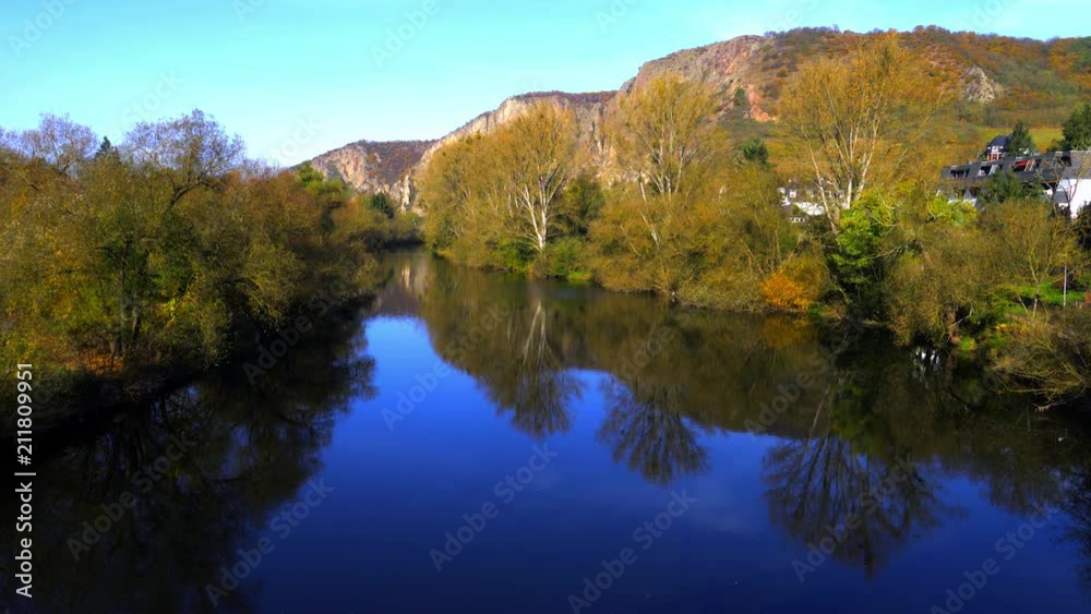 Herbst an dem Fluss Nahe in Bad Kreuznach Bad Münster. Blick auf den Rotenfels
