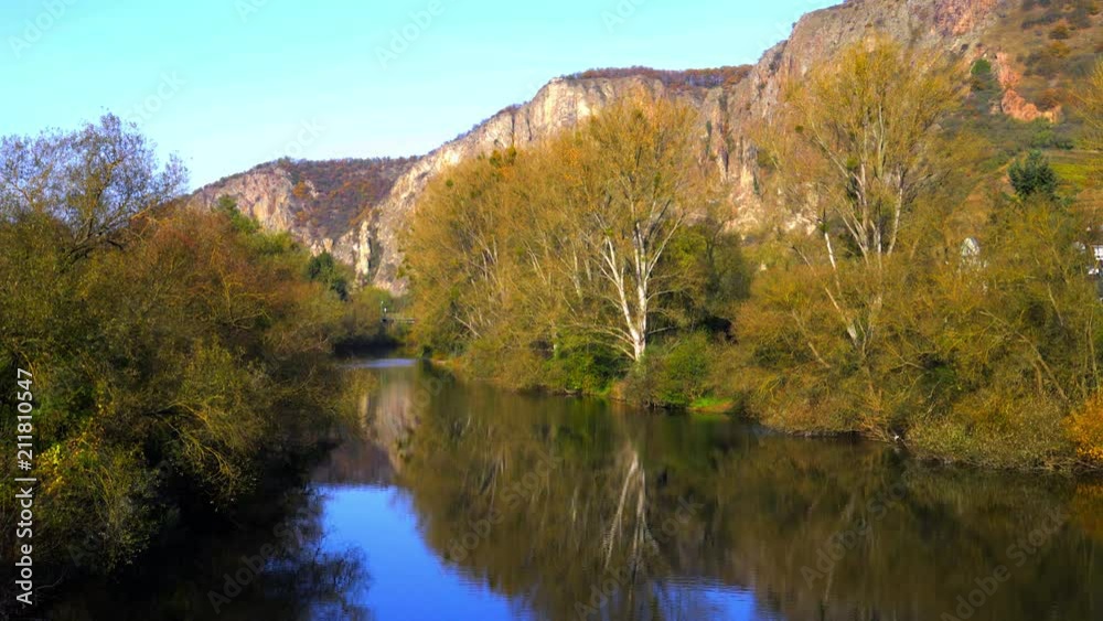 Herbst an dem Fluss Nahe in Bad Kreuznach Bad Münster. Blick auf den Rotenfels
Herbst an dem Fluss Nahe in Bad Kreuznach Bad Münster. Blick auf den Rotenfels