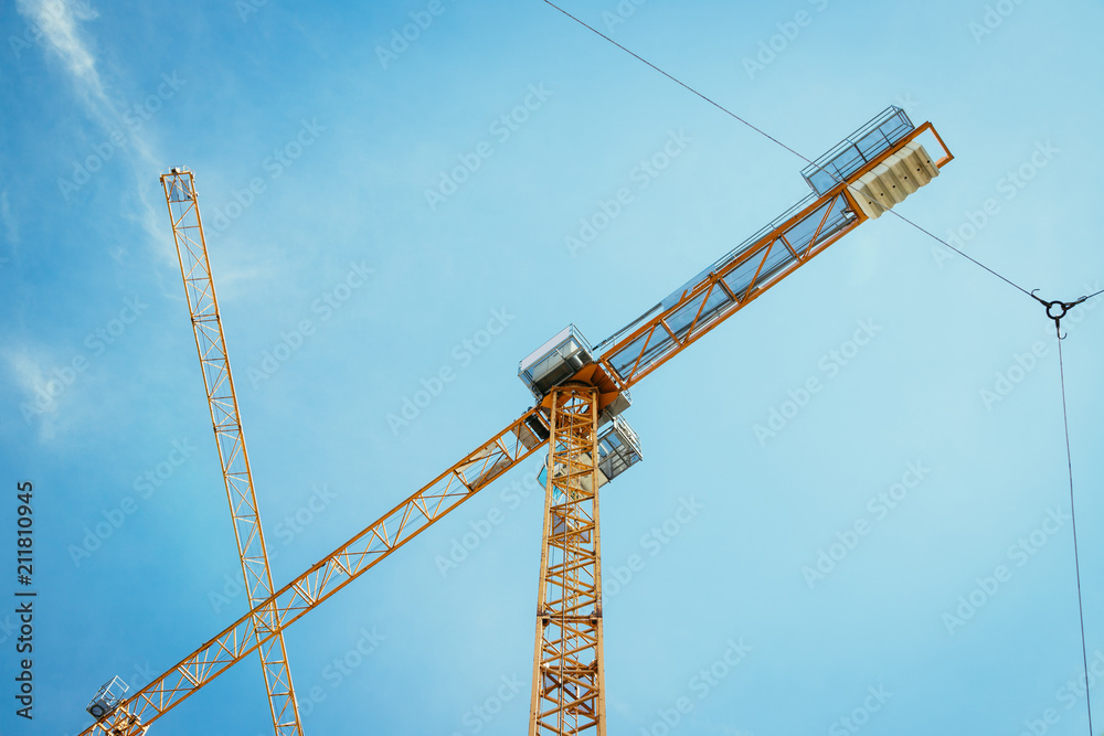 Baustelle mit Kränen und blauem Himmel, Wachstum Baustelle mit Kränen und blauem Himmel, Wachstum