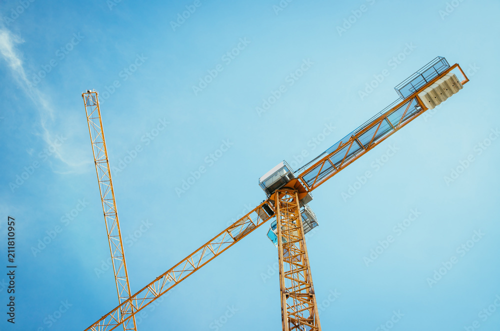 Baustelle mit Kränen und blauem Himmel, Wachstum Baustelle mit Kränen und blauem Himmel, Wachstum