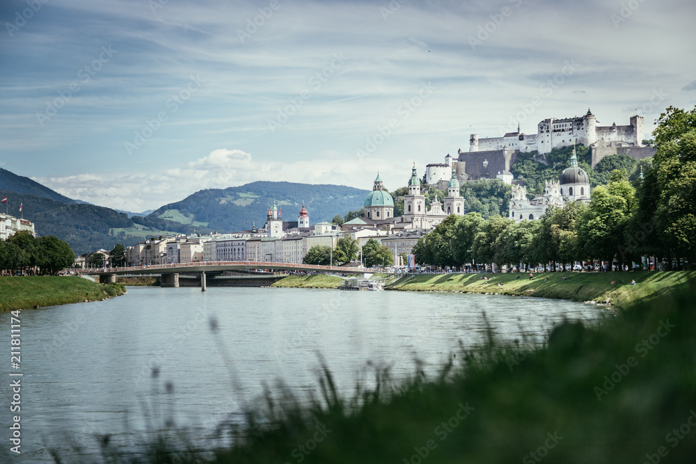 Salzburger Altstadt mit Festung Hohensalzburg im Sommer