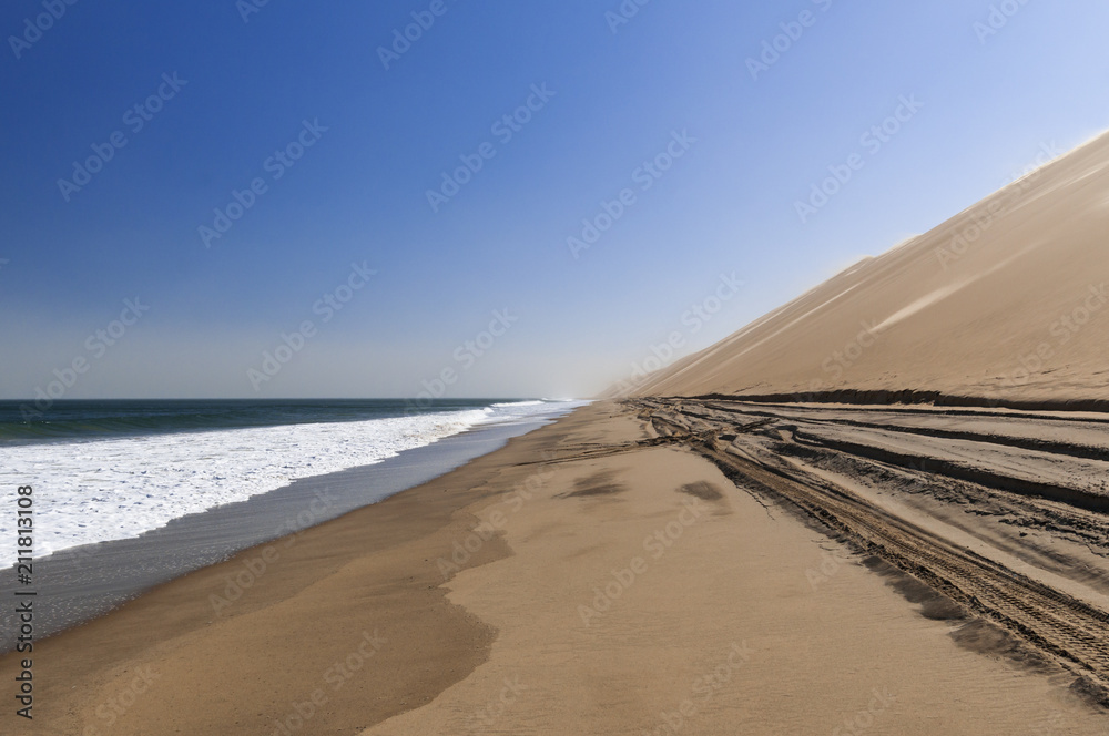 Dunes on the Skeleton Coast / Sandstorm on the Skeleton Coast, dunes to the Atlantic Ocean, Namib Desert, Namibia, Africa.