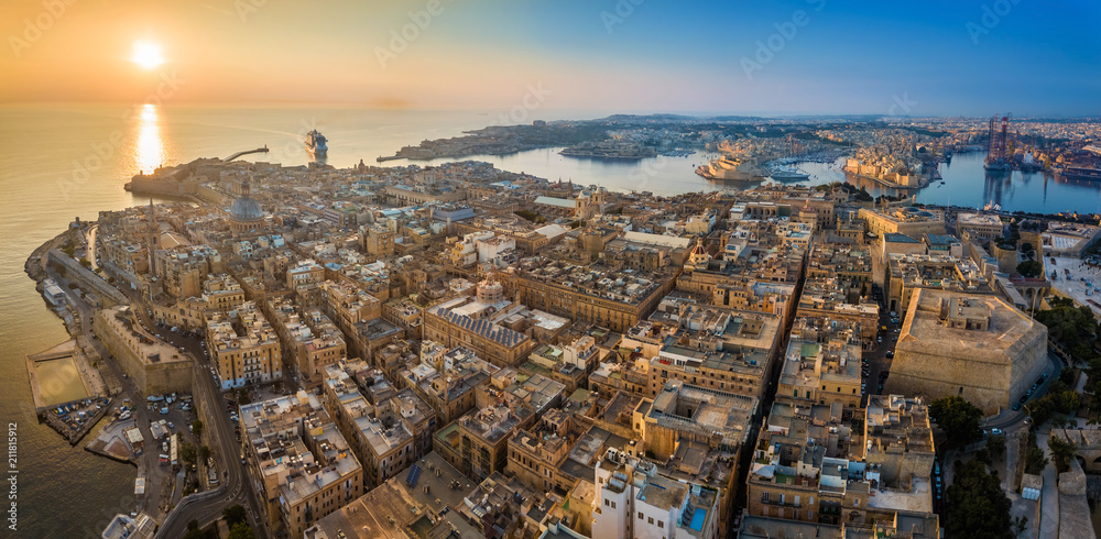 Valletta, Malta - Aerial panoramic skyline view of Valletta at sunrise with cruise ship entering at Grand Harbor. Birgu and Senglea at background - obrazy, fototapety, plakaty 