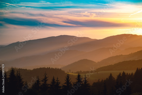 Silhouetten der Berge am Rand des Südschwarzwaldes