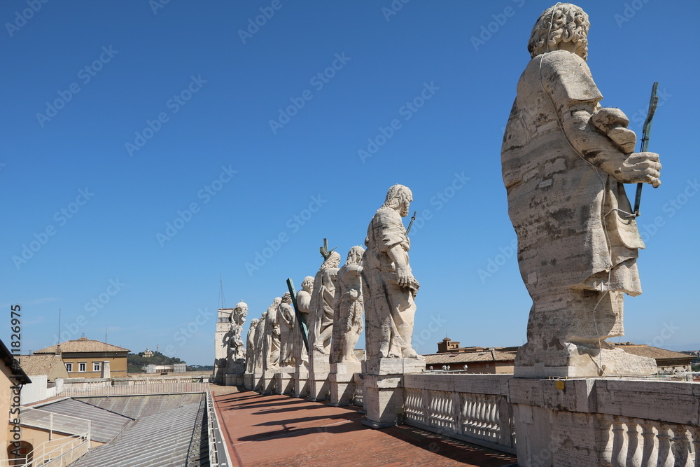 Obraz premium Sculptures on the roof of St. Peter's Basilica in the Vatican in Rome, Italy