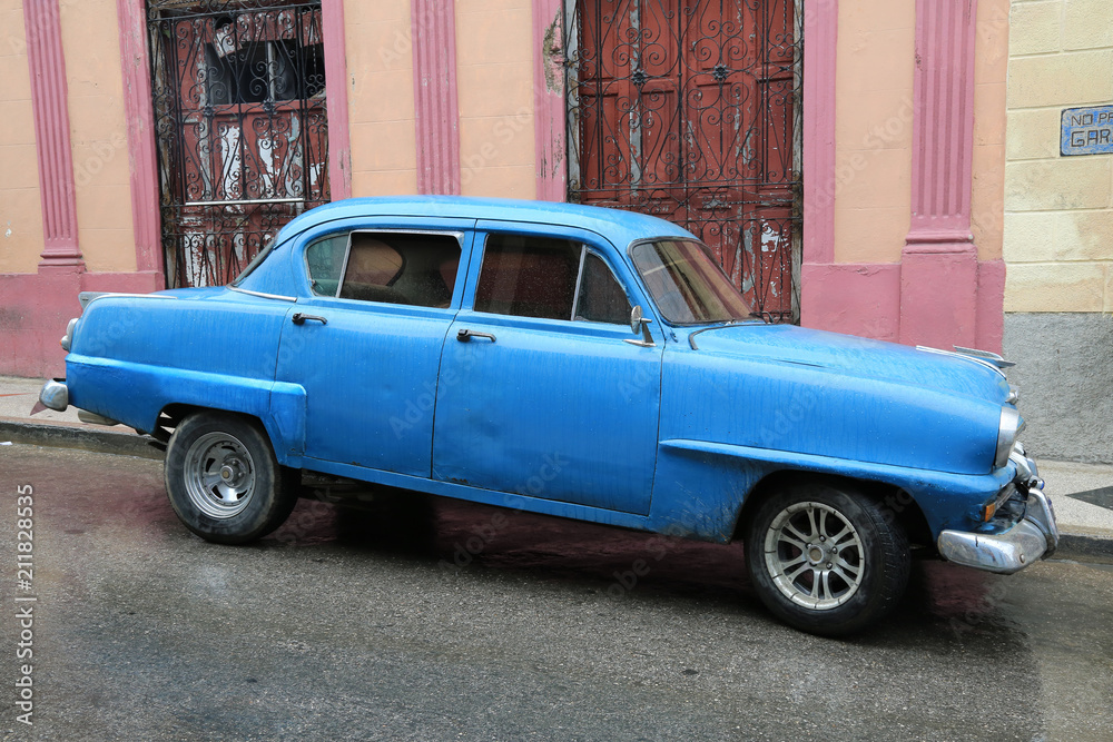 Schöner blauer Oldtimer auf Kuba (Karibik)
