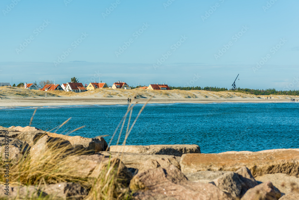 Fototapeta premium Meeresbucht von Skagen Dänemark mit historischem Leuchturm und sandstrand