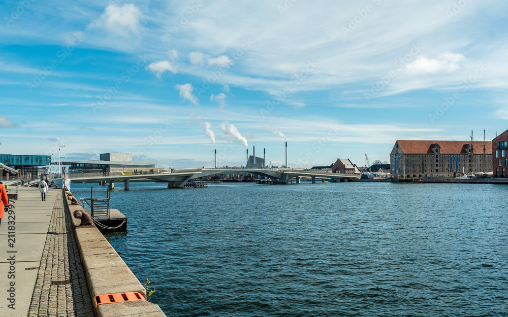 hafen von Kopenhagen Dänemark mit fussgängerbrucke hafen von Kopenhagen Dänemark mit fussgängerbrucke