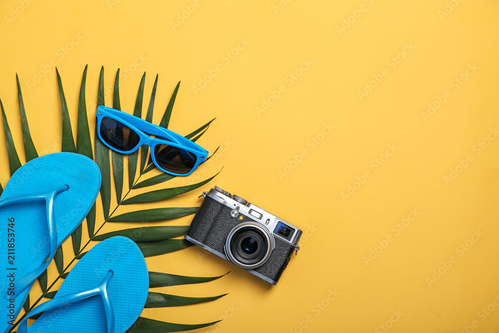 Flat lay composition with collection of beach objects on color background - obrazy, fototapety, plakaty 