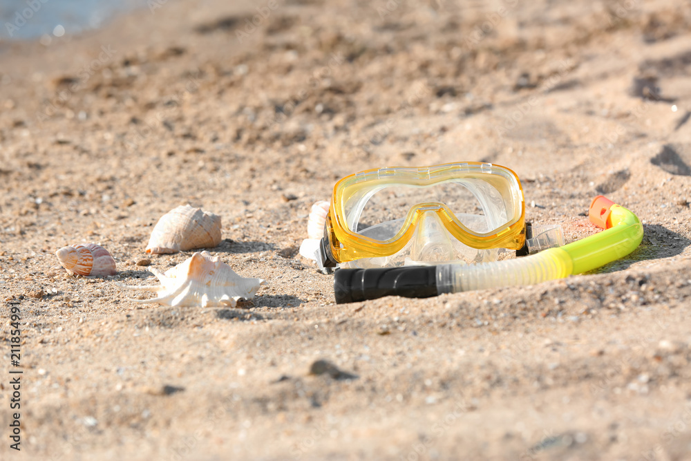Obraz premium Set for snorkeling on sand. Beach object