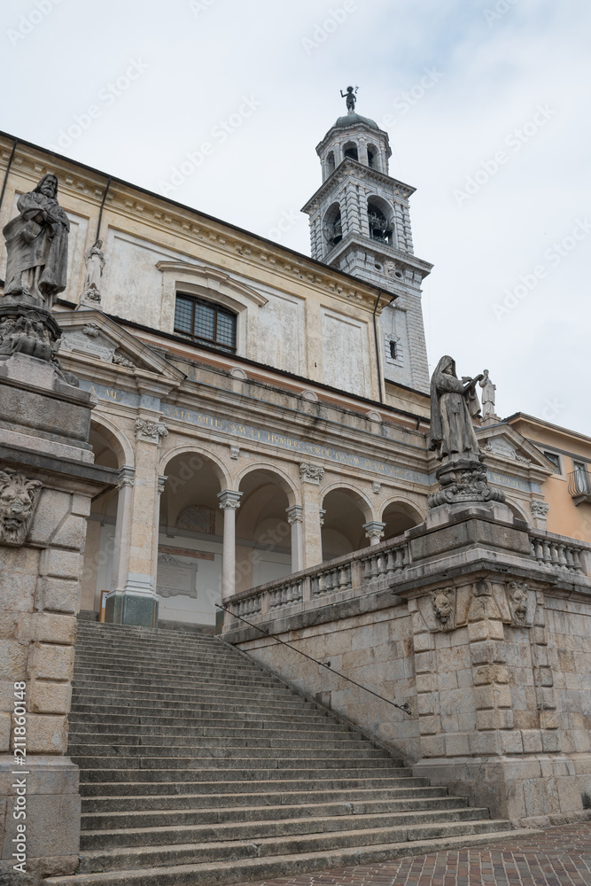 Clusone (Lombardia, Italia) - Scorcio della scalinata d'ingresso e campanile della Basilica di Santa Maria Assunta costruita dal 1688 al 1698