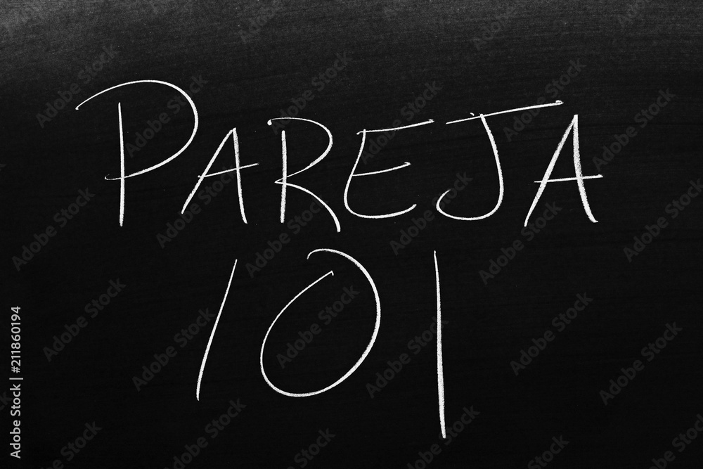 Obraz premium The words Pareja 101 on a blackboard in chalk. Translation: Romance 101