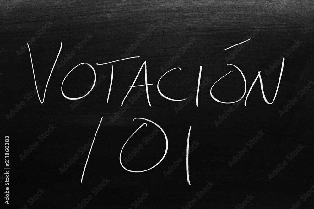 Obraz premium The words Votación 101 on a blackboard in chalk. Translation: Voting 101