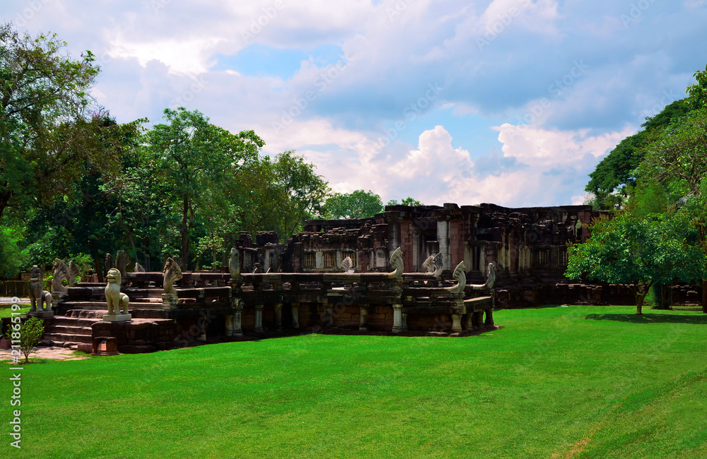 Phimai Historical Park It is one of Thailand's historical parks. Located in the district of Phimai. Nakhon Ratchasima The stone castle in the Great and magnificent Khmer Empire.