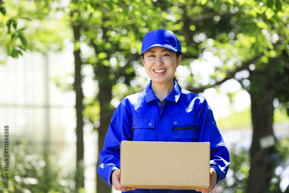 荷物を運ぶ女性配達員
