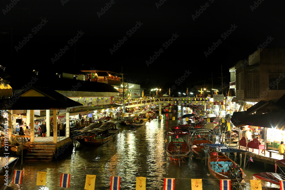 May 12, 2012 : Amphawa Floating Market, Samutsongkhram in Thailand