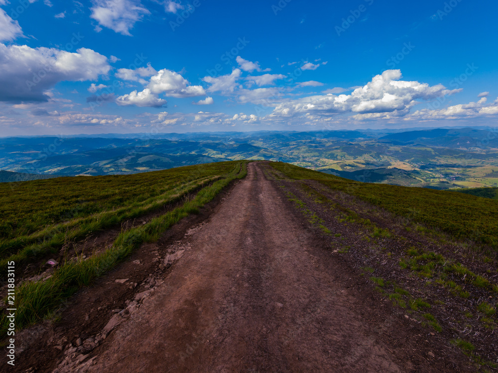 Obraz premium tropped mountain road leading down to the plain. A good place to go through the tourist routes