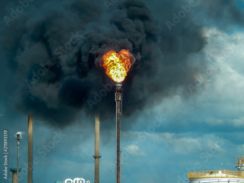 Flamme d'une torche et d'un torchage d'une usine pétrochimique dans une zone industrielle photo