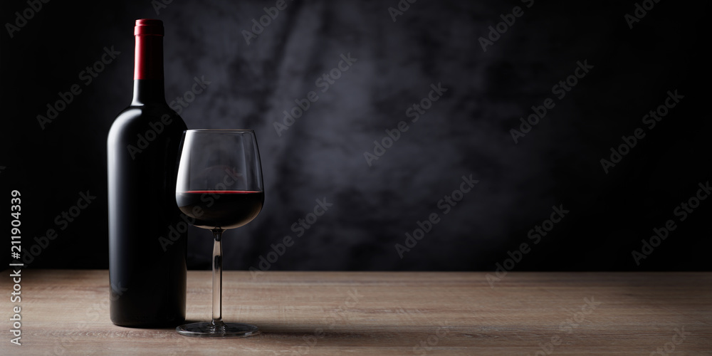 Rotweinflasche mit Weinglas auf Schwarz - obrazy, fototapety, plakaty 