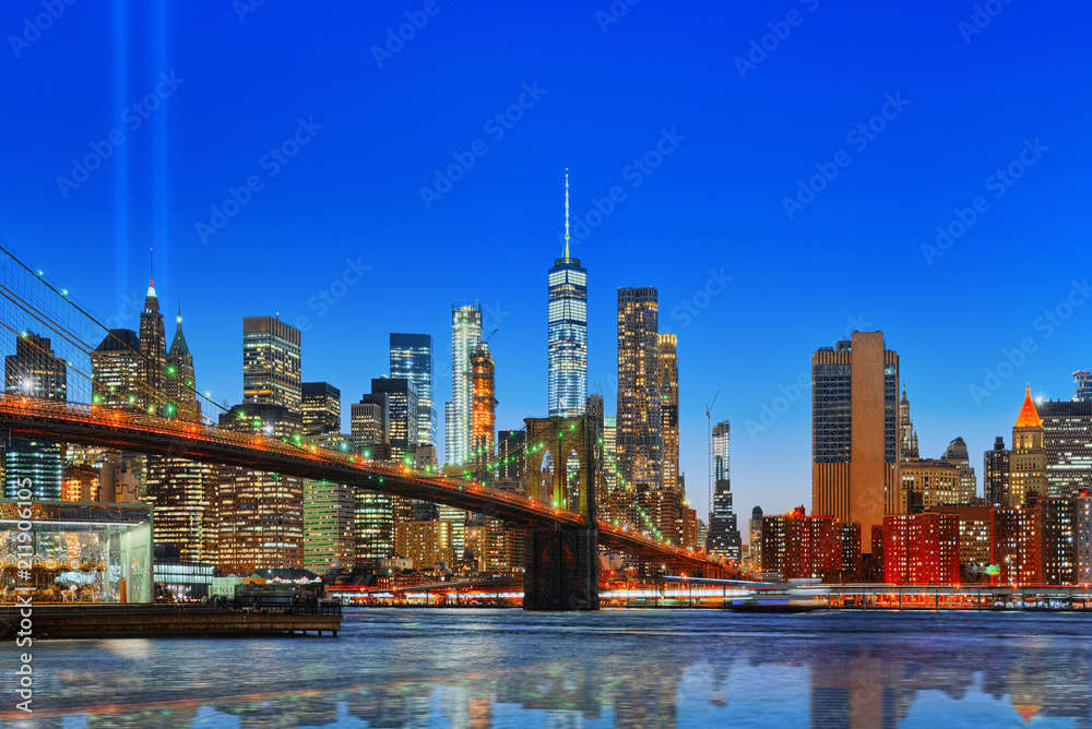 Fototapeta premium New York night view of the Lower Manhattan and the Brooklyn Bridge across the East River.