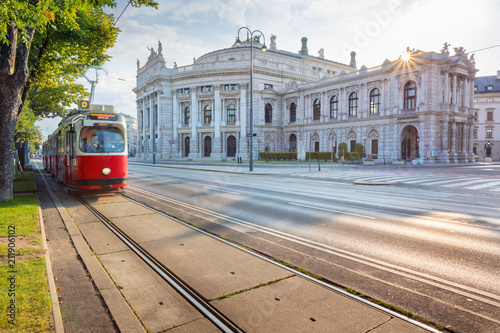 Obraz na płótnie Vienna. Cityscape image of Vienna with National Theatre during sunrise. w salonie