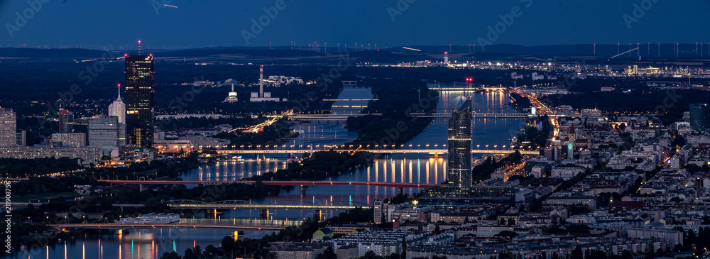 Naklejka premium Danube, Vienna at night