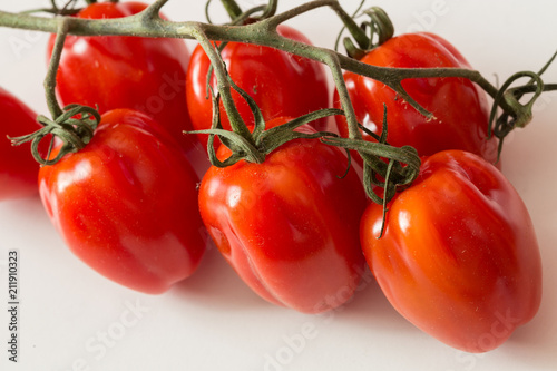 Pomodori freschi maturi su gambo