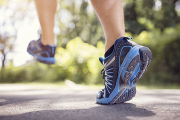 Sierkussen Joggen Voeten van hardloper op zomerse weg  © Brian Jackson