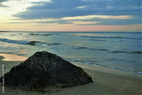 большой камень на пляже © andros1983