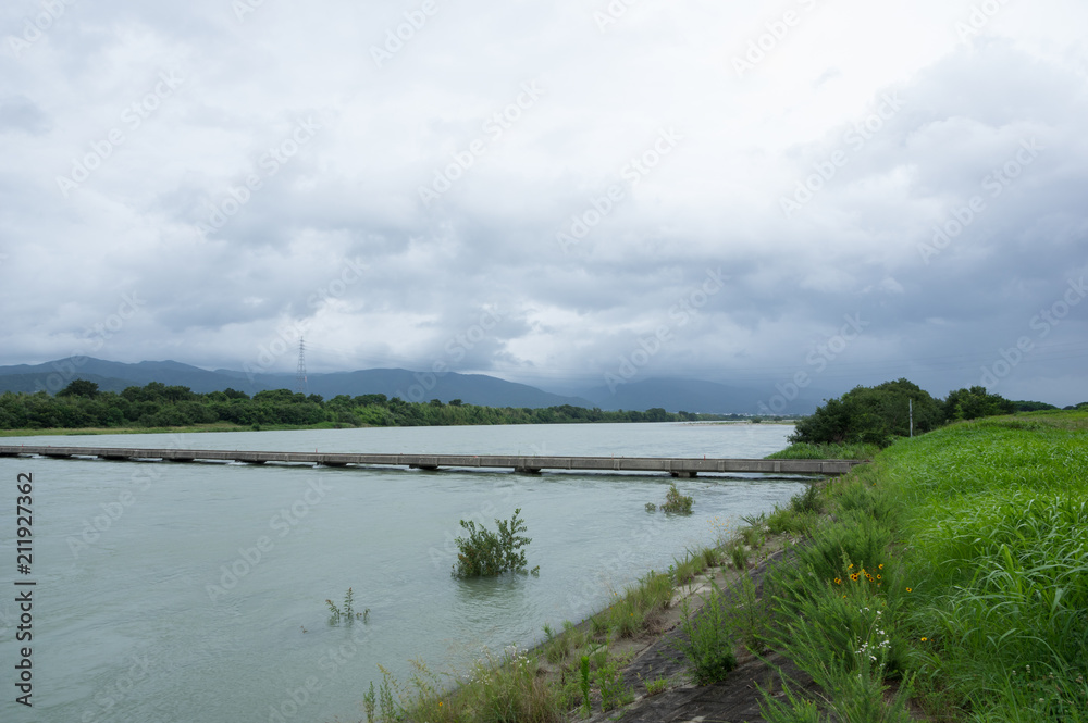 増水した吉野川　川島潜水橋(徳島県吉野川市から撮影)