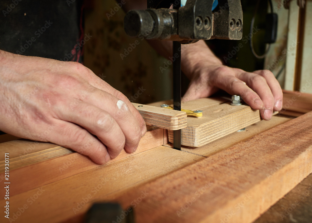 Lautner makes a classic guitar. Making slots in the lining. Lautner makes a classic guitar. Making slots in the lining.