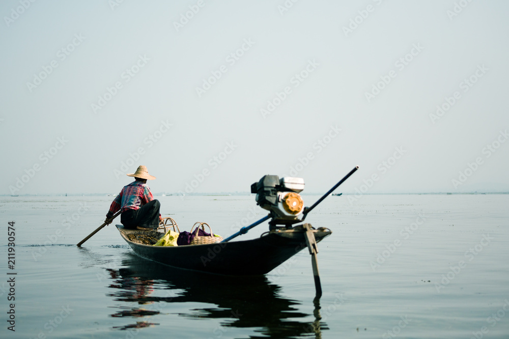 Fototapeta premium asiatischer angler im hocken